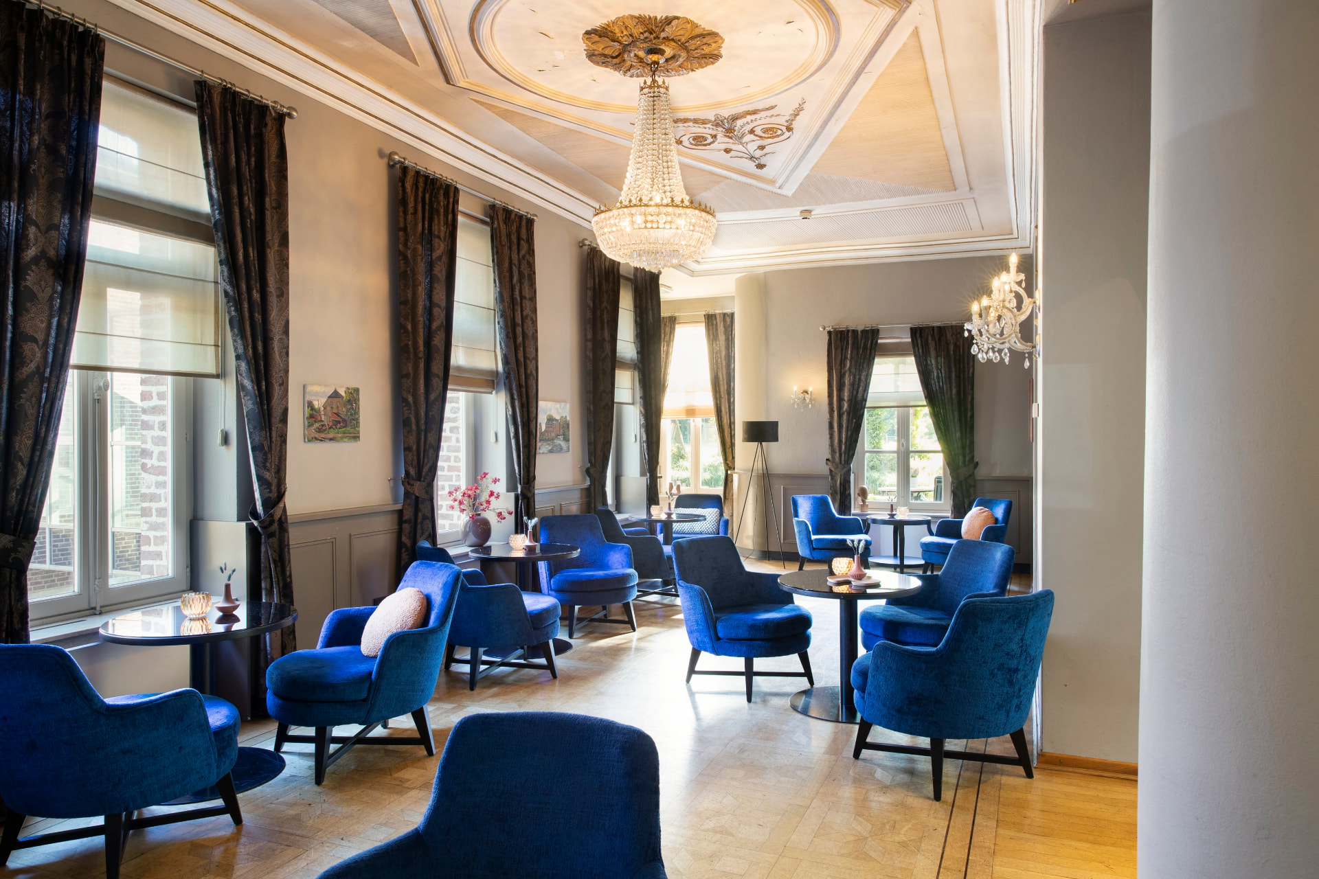 Salon van Château Holtmühle met blauwe fauteuils