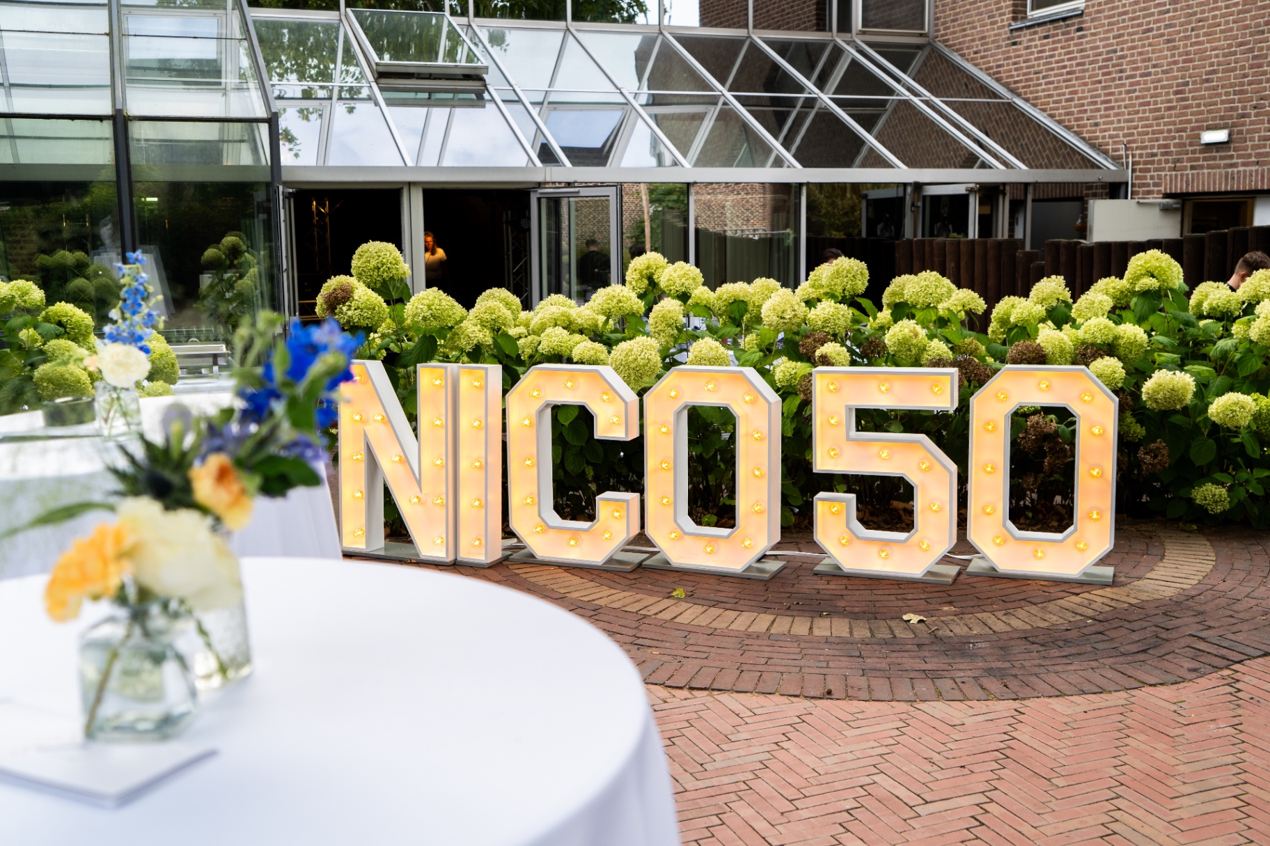 Lichtletters NICO 50 in de tuin