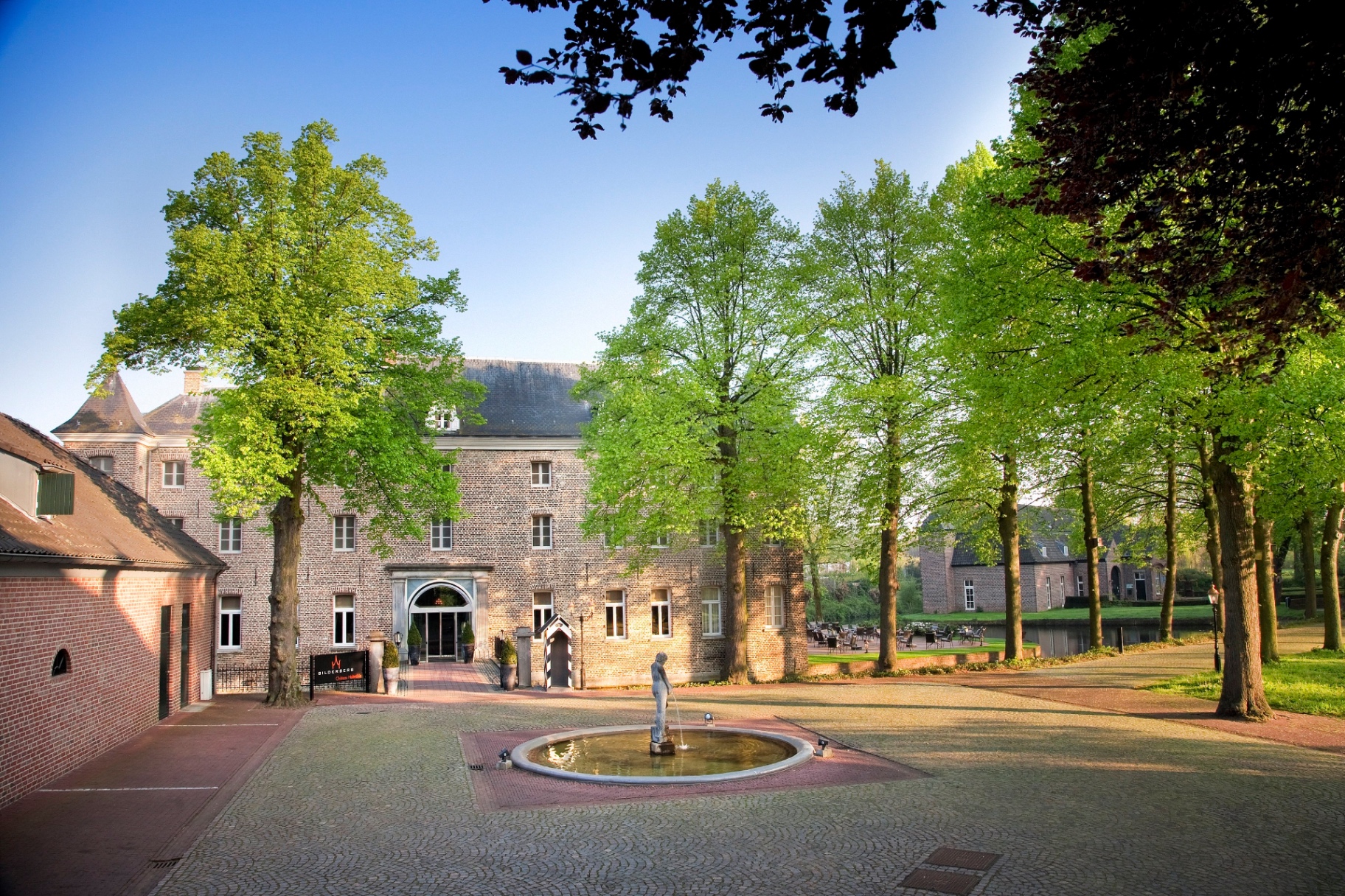 Binnenplaats met fontein van Château Holtmühle