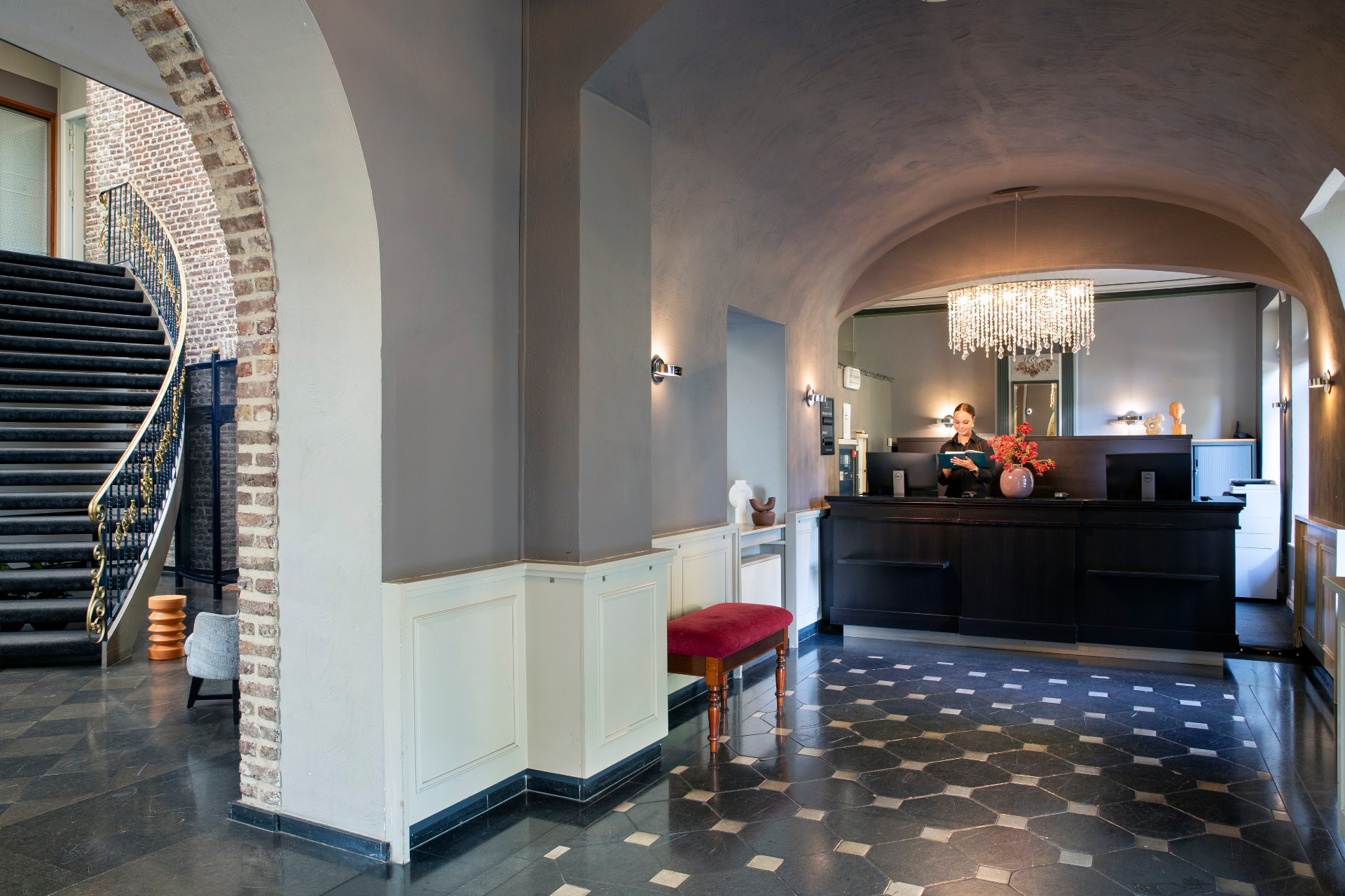 Lobby van Château Holtmühle met monumentale trap