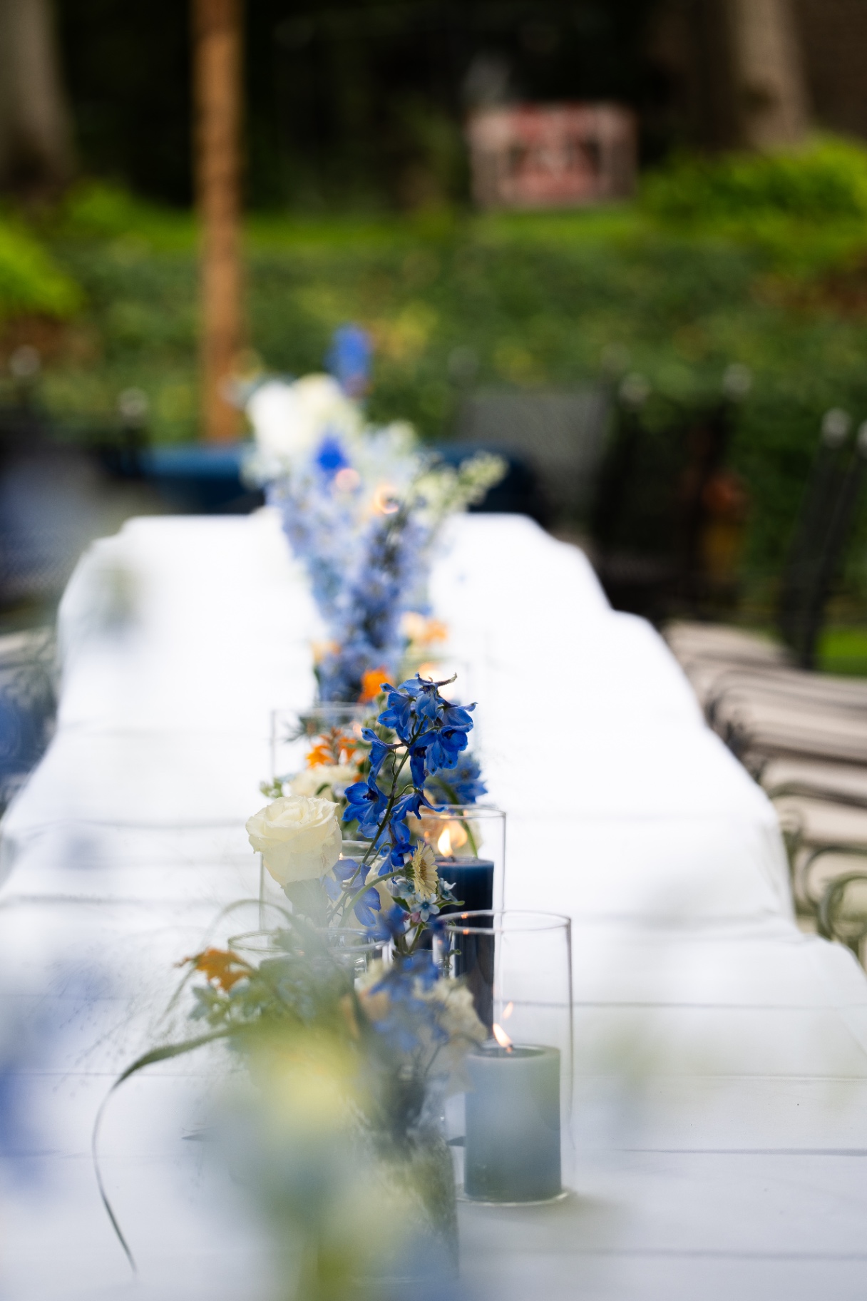 De gedekte feesttafel in de tuin
