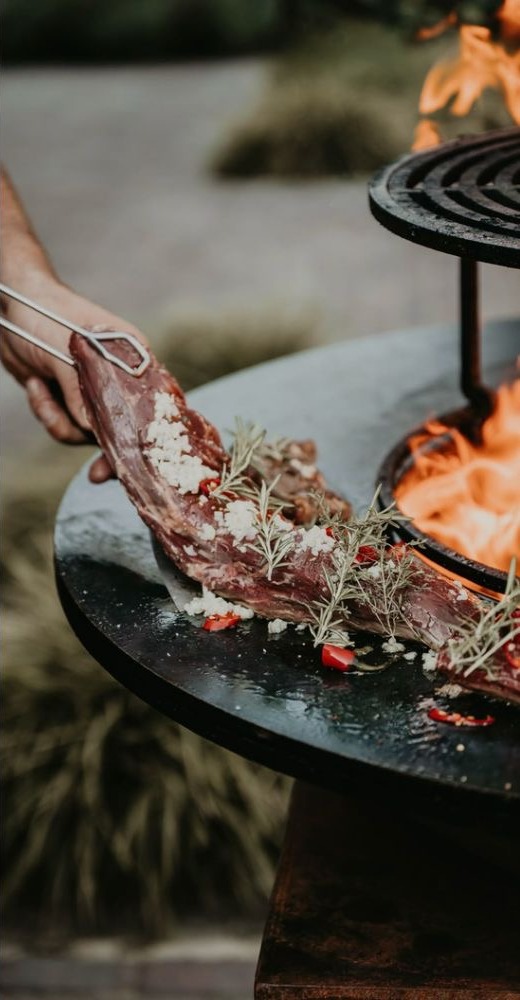 Gegrild vlees met kruiden op de barbecue