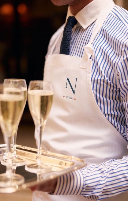 Champagne met het N-monogram op een dienblad
