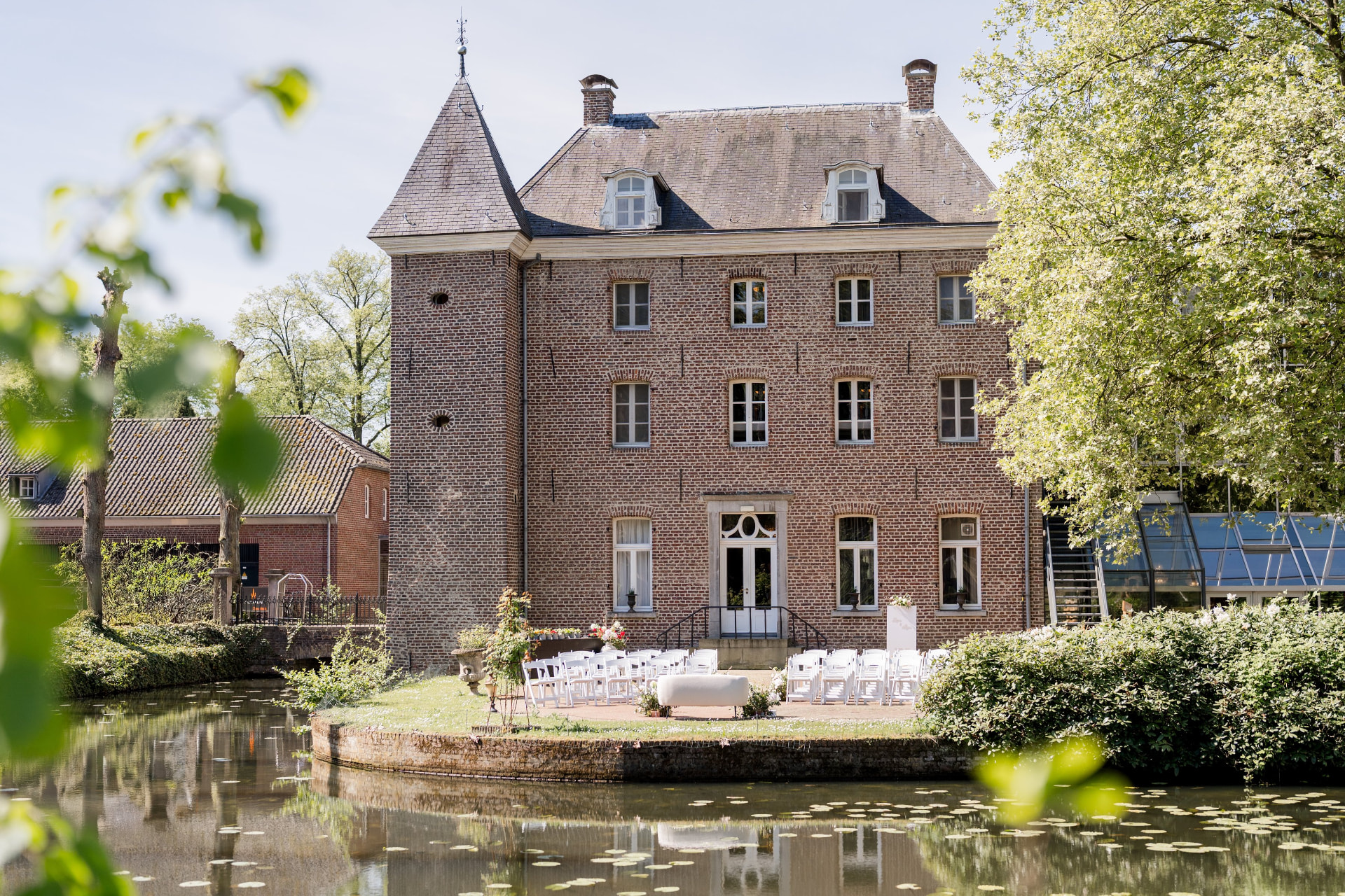 Château Holtmühle gezien over de vijver