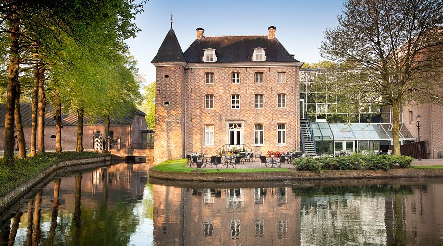 Château Holtmühle weerspiegeld in het water